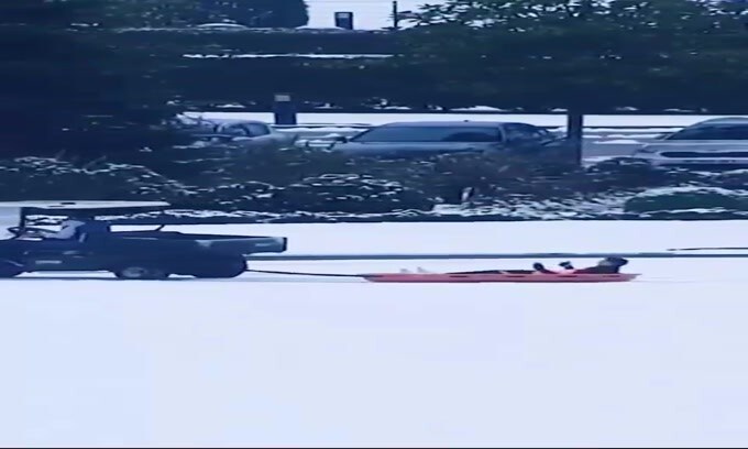Tottenham: Bale e Reguilon altro che slittino, sulla neve in caddy e barella!