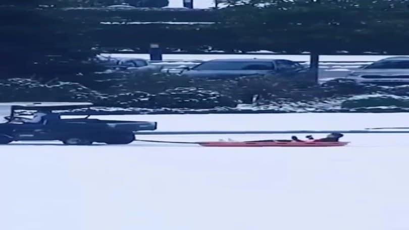 Tottenham: Bale e Reguilon altro che slittino, sulla neve in caddy e barella!