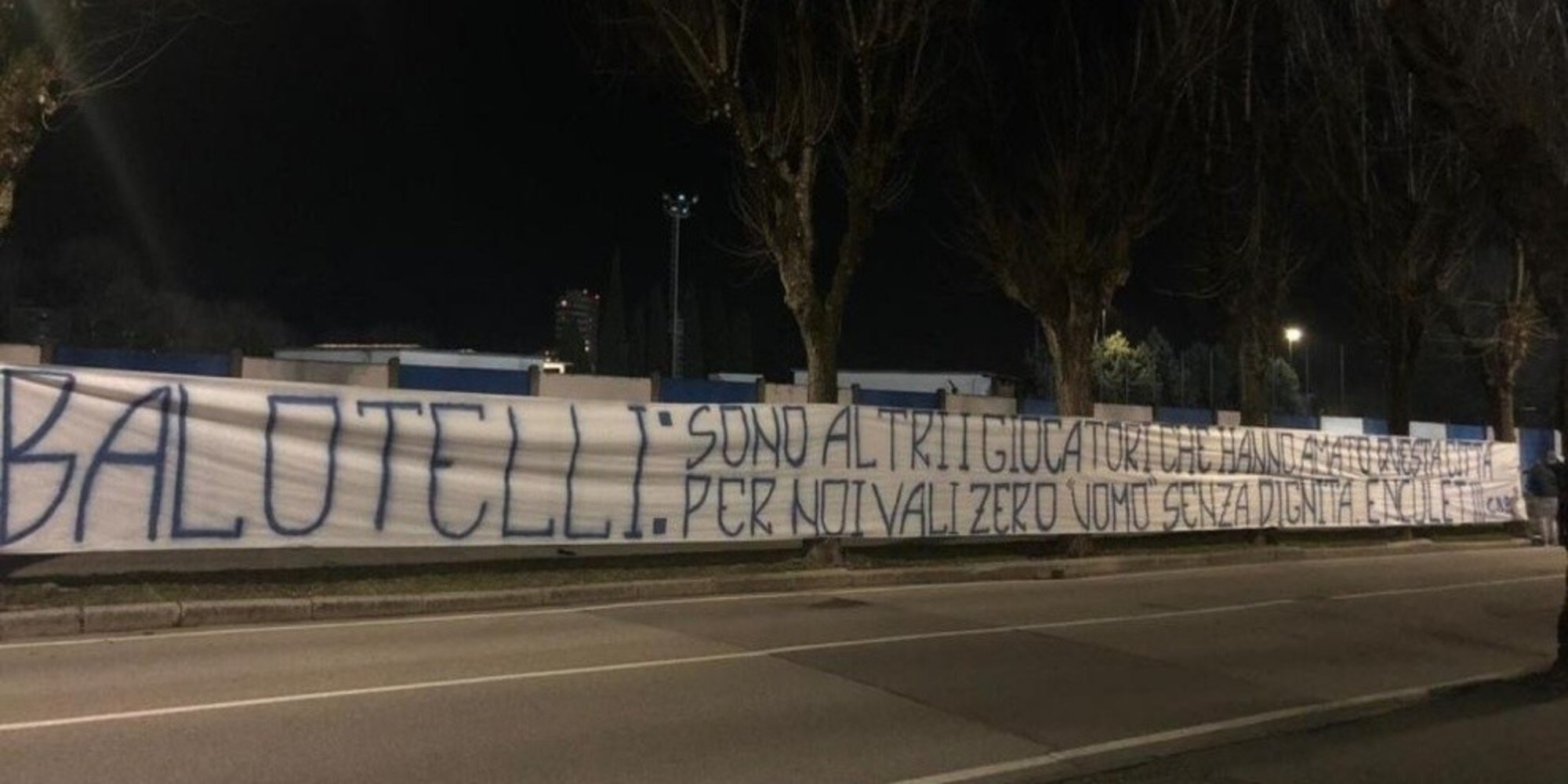 Balotelli, lo striscione dei tifosi del Brescia: "Uomo senza dignità"