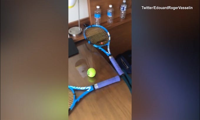 Melbourne, il creativo countdown del tennista in isolamento