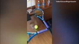 Melbourne, il creativo countdown del tennista in isolamento