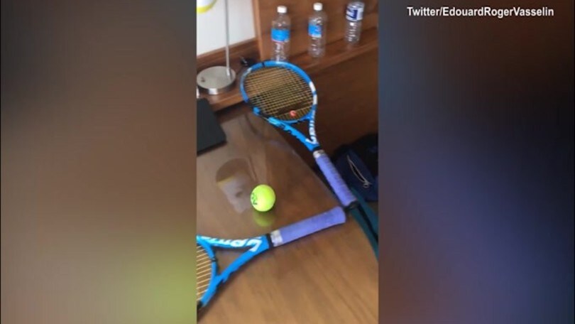 Melbourne, il creativo countdown del tennista in isolamento