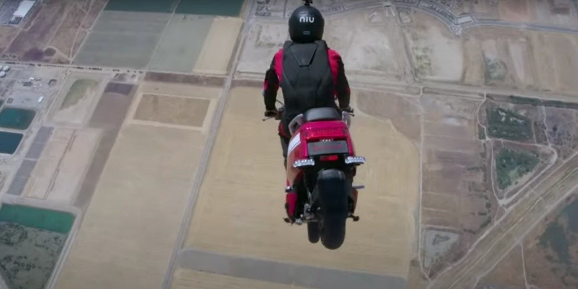 Lancio da un aereo... in sella ad uno scooter