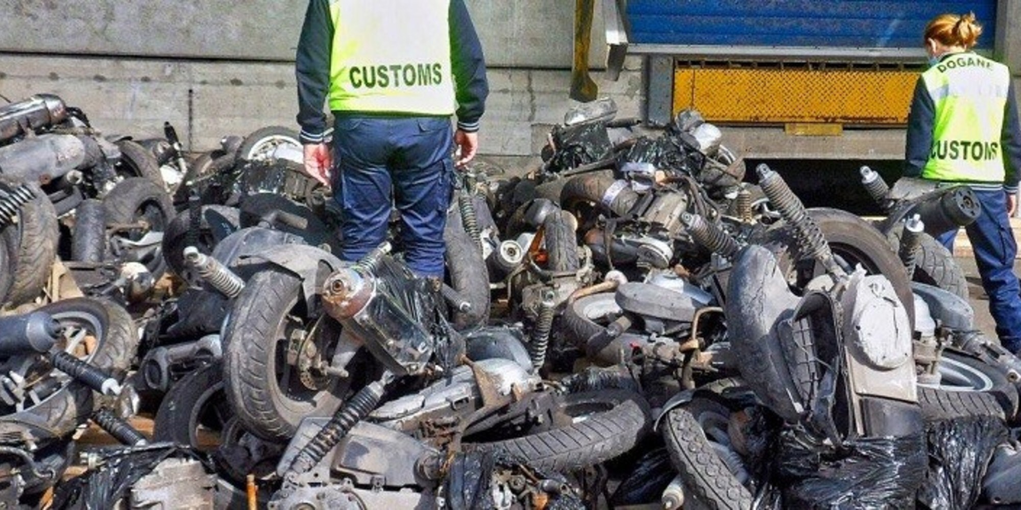 Moto e scooter rubati spediti nei container: 30 denunciati