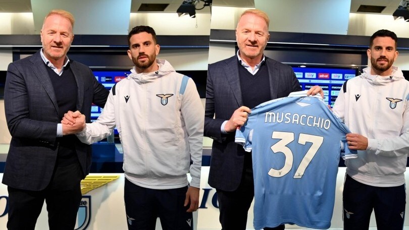 Lazio, la presentazione di Musacchio: foto con la nuova maglia