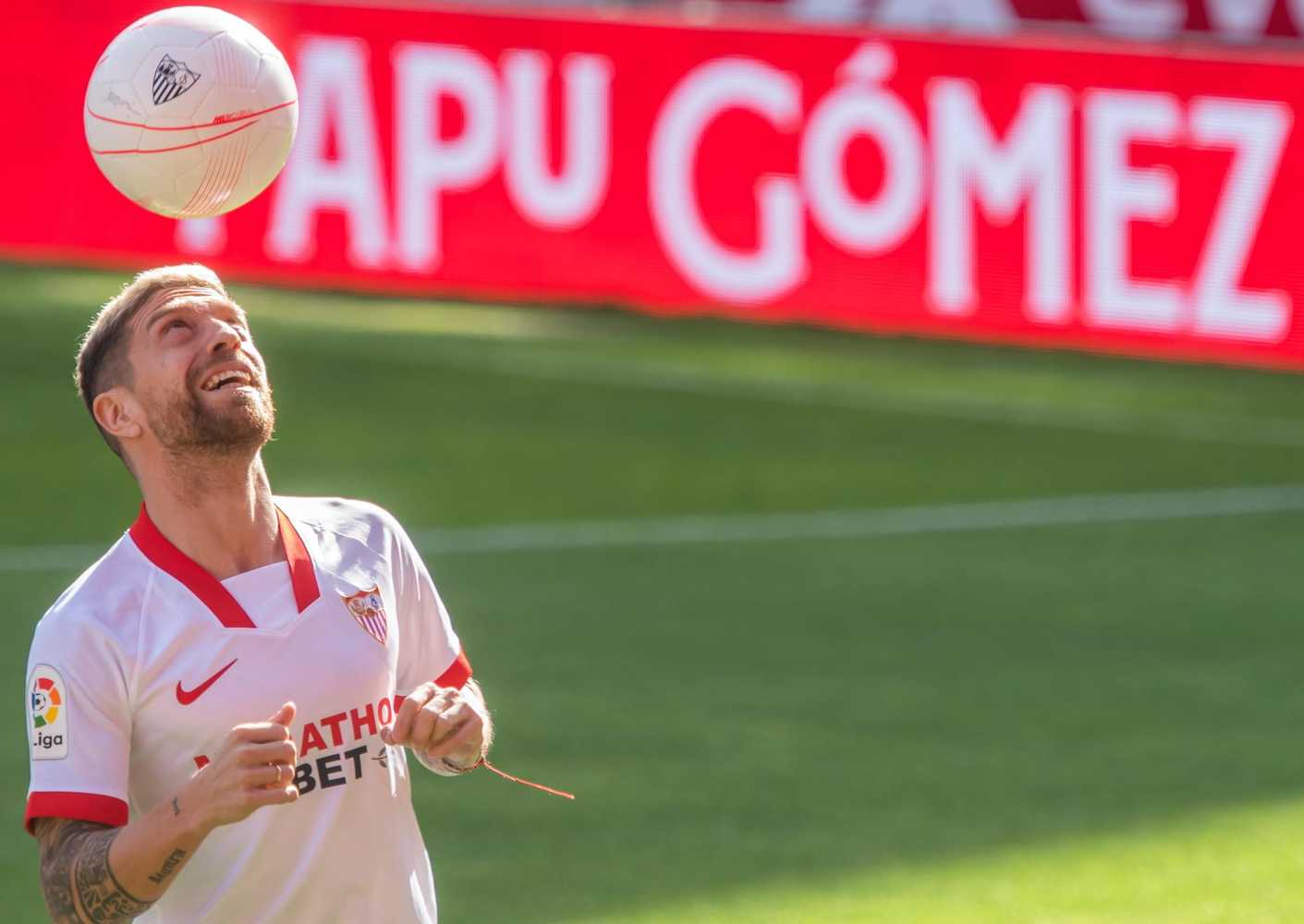 Gomez si presenta al Siviglia e ricorda subito Maradona