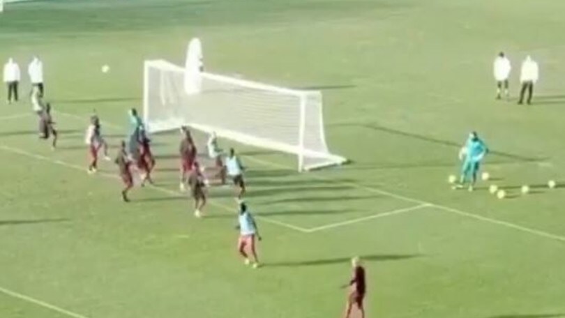 Ibra, il gol da ninja in allenamento