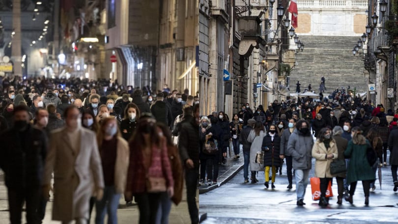 Roma, folla e assembramenti nel centro storico
