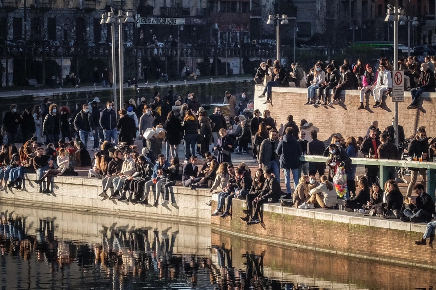Zona gialla, assembramenti nelle città. Arcuri: "Subito regole più dure"