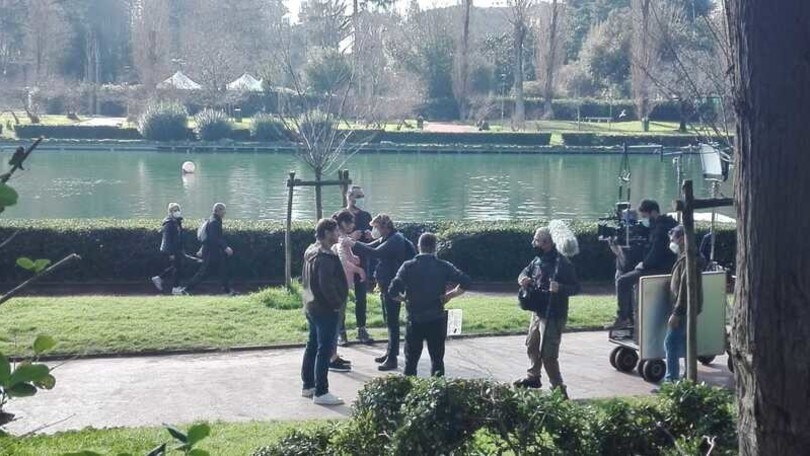 Totti al laghetto dell'Eur: spot pubblicitario e tifosi impazziti