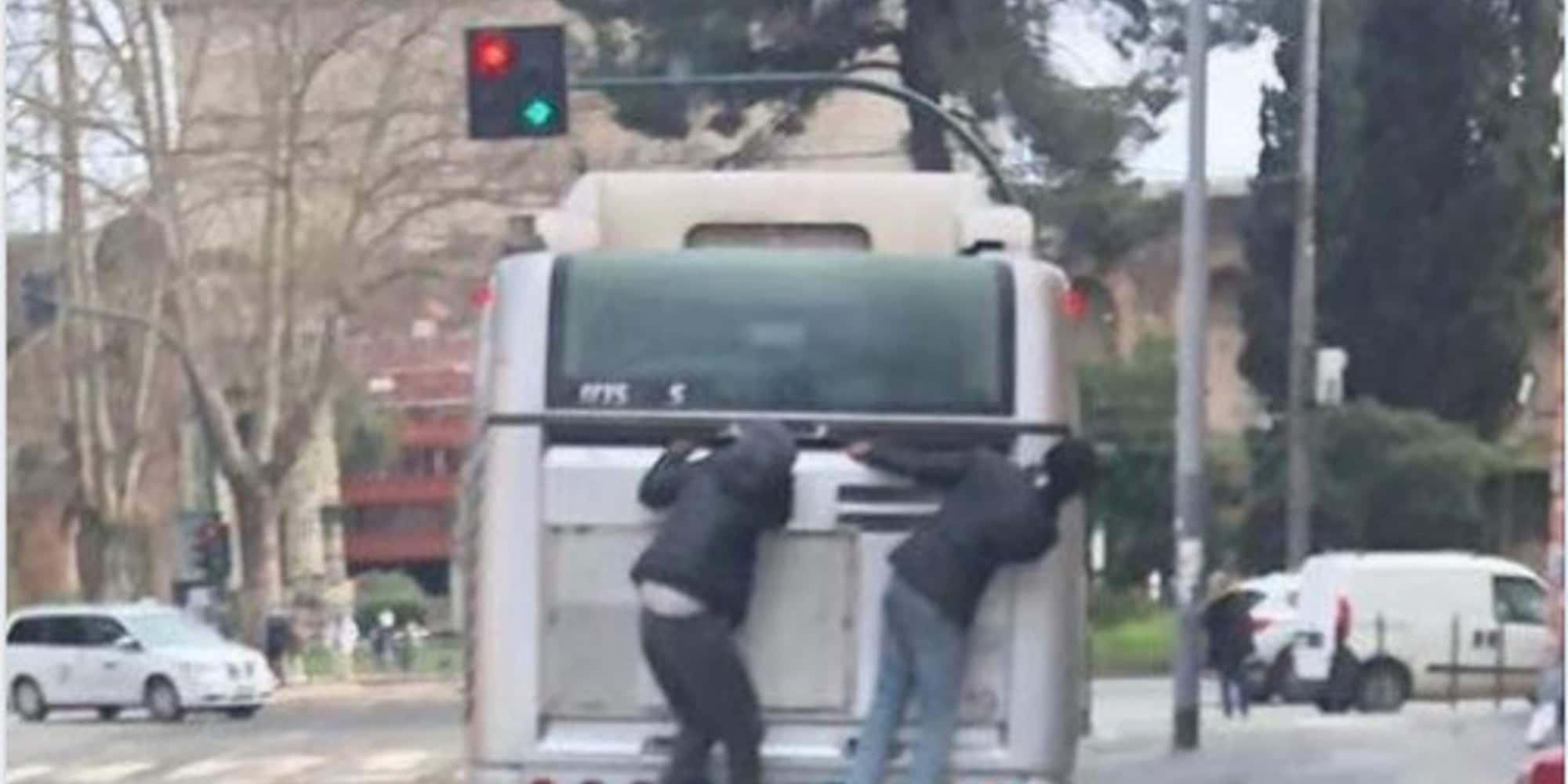 Roma, l'autobus è pieno e due passeggeri si appendono al paraurti