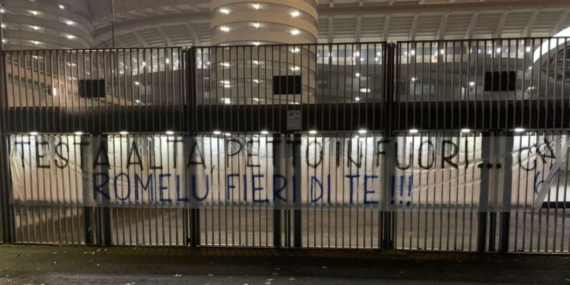 Inter, striscione per Lukaku: "Romelu, fieri di te"