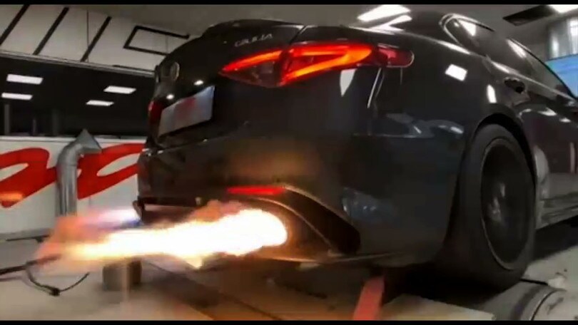Che fiamme dallo scarico dell'Alfa Romeo Giulia Quadrifoglio