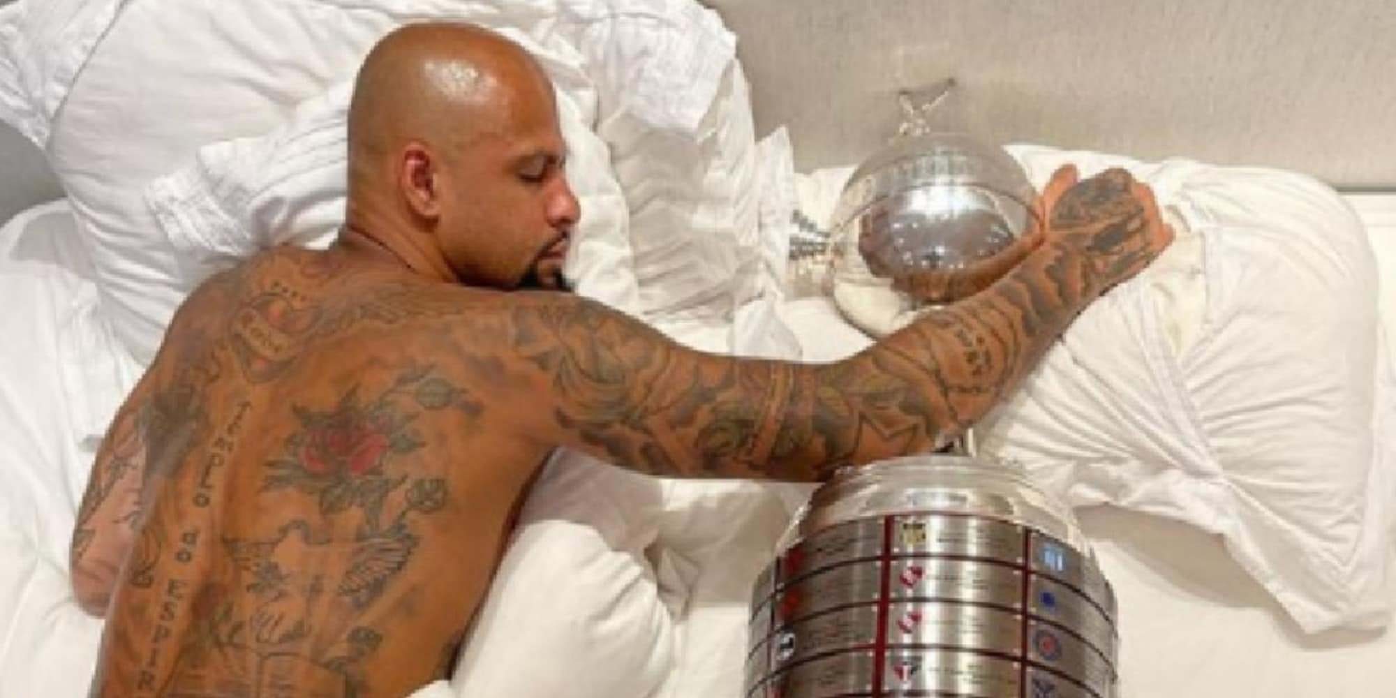 Libertadores, Felipe Melo a letto con la coppa vinta dal Palmeiras