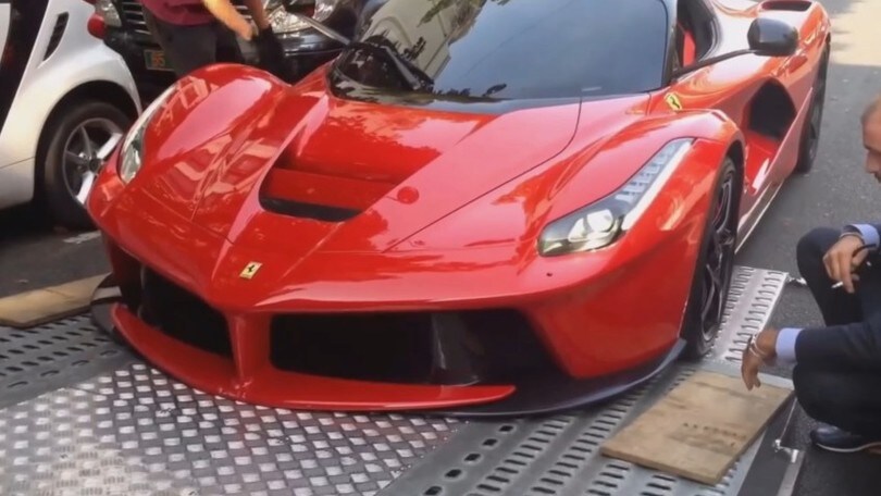Come non caricare una Ferrari LaFerrari su un camion!