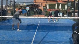 Totti-De Rossi, che sfida a padel! E Francesco si arrabbia con Candela