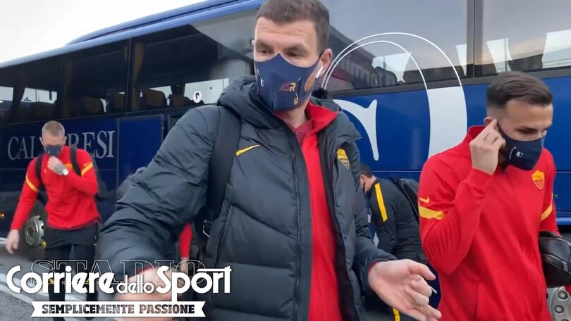 La Roma parte per Torino: un tifoso aspetta Dzeko a Fiumicino