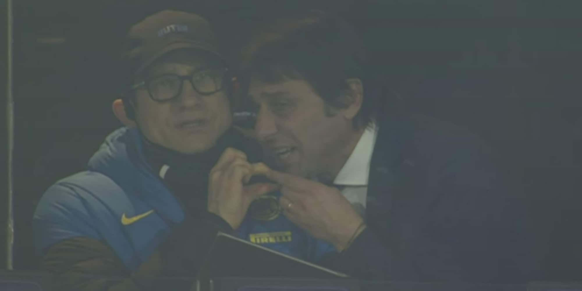 Conte furioso in tribuna: l'urlo al microfono scatena i social