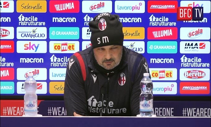 Mihajlovic show con il giornalista: "Ma che scarpe hai preso?"