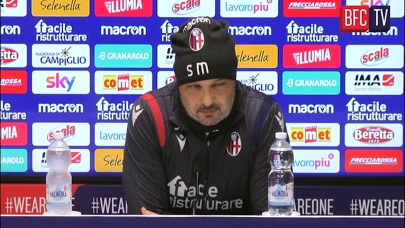 Mihajlovic show con il giornalista: "Ma che scarpe hai preso?"