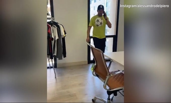 Del Piero non rinuncia al pallone neanche in ufficio