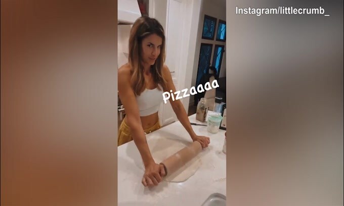 Elisabetta Canalis in versione casalinga prepara la pizza