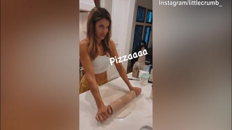 Elisabetta Canalis in versione casalinga prepara la pizza