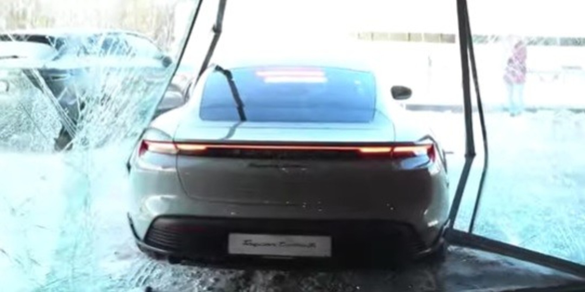 Porsche Taycan "a tutto gas": pedale affondato e vetrata sfondata VIDEO