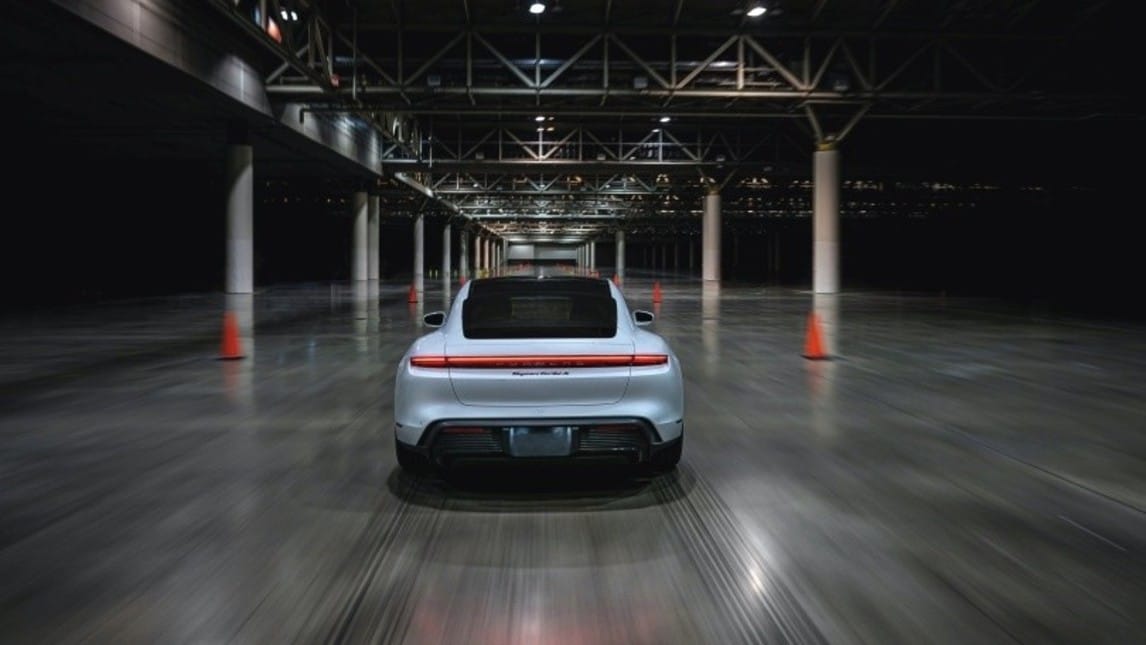 Porsche Taycan Turbo S, 165 km/h: velocità record al chiuso!