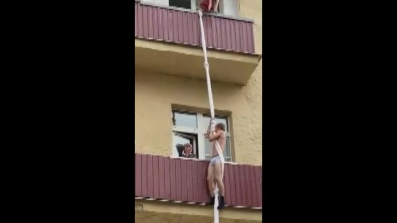 Amante beccato dal marito: la fuga dai balconi è tutta da ridere!