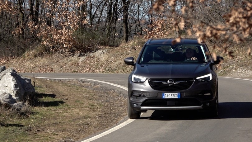 Prova su strada: Opel Grandland Hybrid4