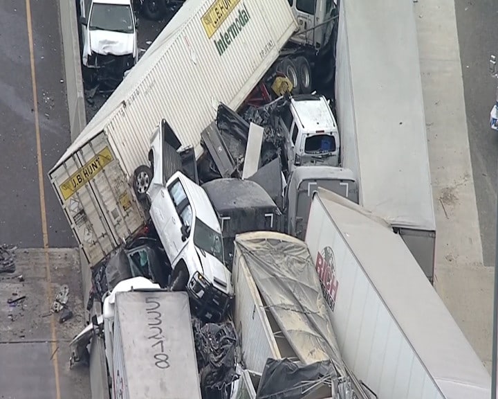 Maxi incidente in Texas: oltre 120 auto tamponate