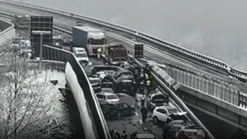 Torino-Bardonecchia, 25 veicoli coinvolti in un maxi tamponamento: le immagini dall'alto