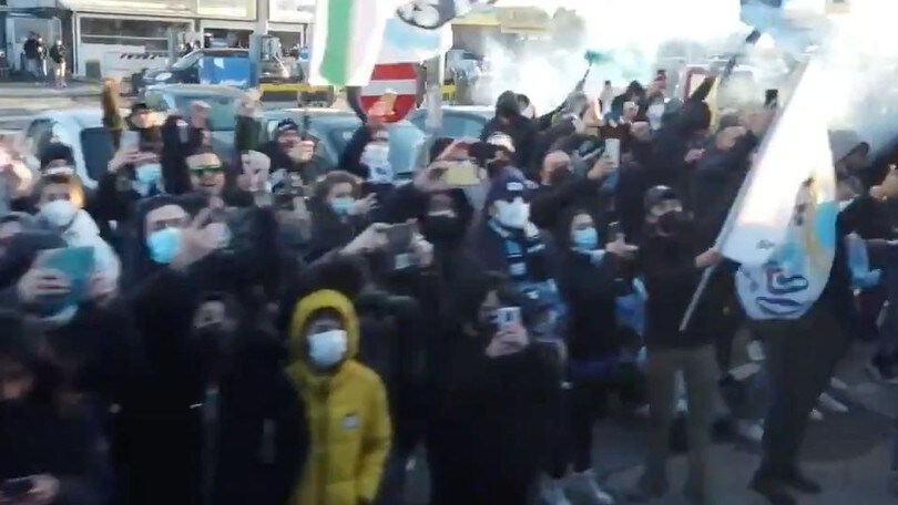 Lazio, tifosi scatenati a Formello: la vista dal pullman