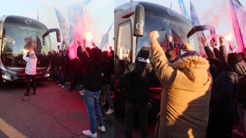 Lazio, i tifosi caricano la squadra prima della trasferta
