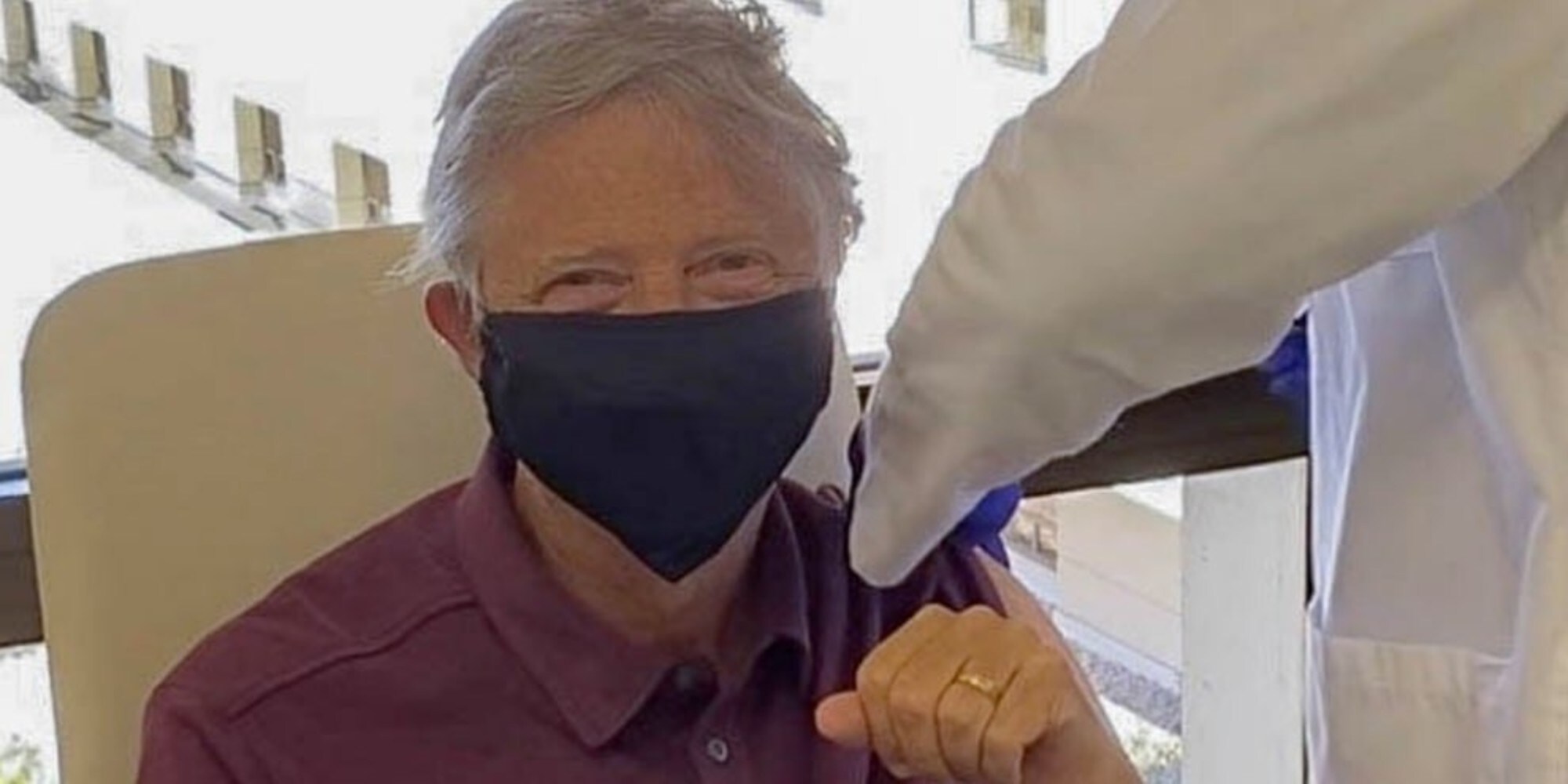 Bill Gates si vaccina, ma conferma la sua profezia: "Ci saranno cose peggiori del Covid"