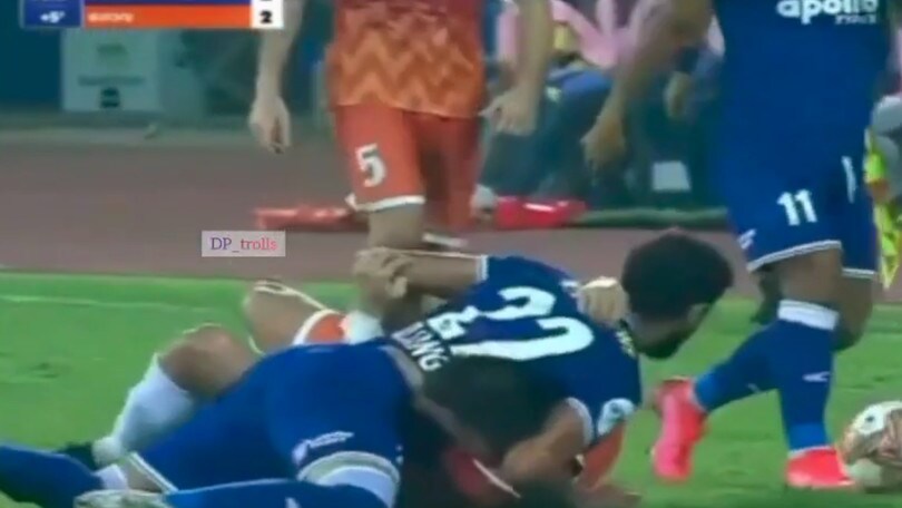 C'è un Suarez anche in India: che morso all'avversario!