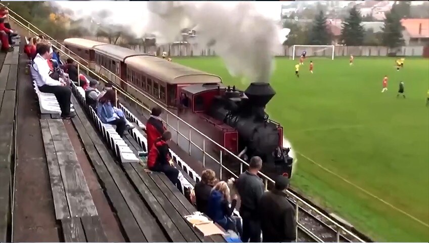 In Slovacchia c’è un treno che “invade” le partite di calcio