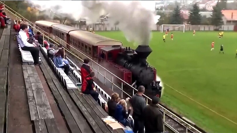 In Slovacchia c’è un treno che “invade” le partite di calcio