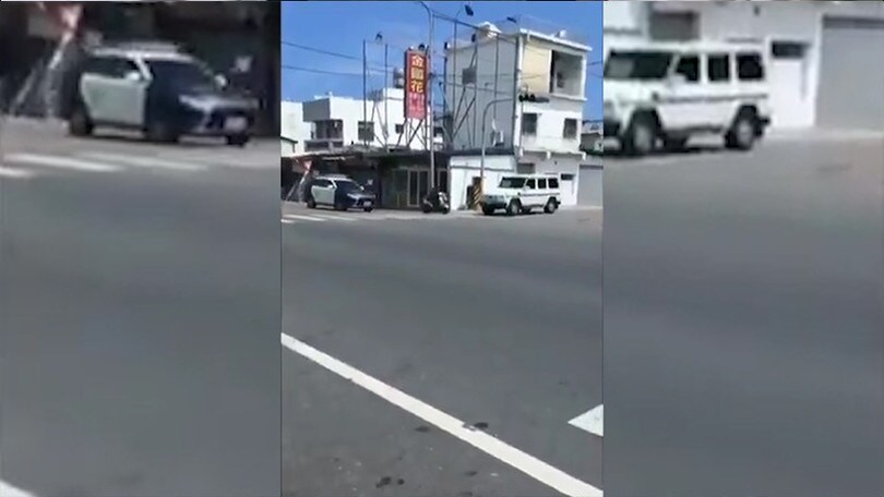 La polizia prova a prenderlo, ma il motociclista è troppo furbo e...