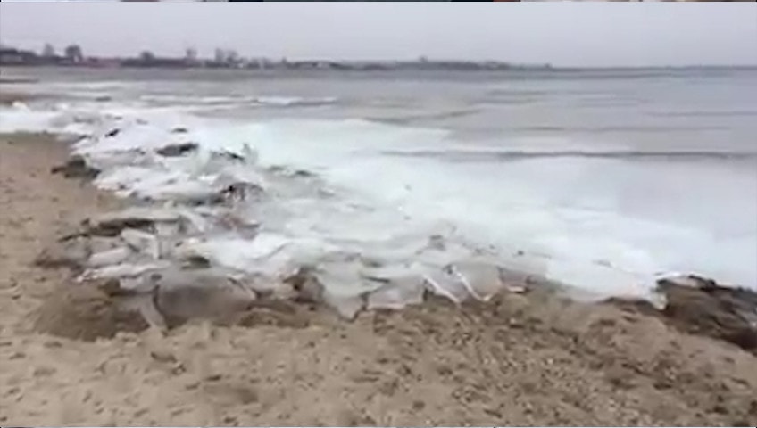 Russia, a -63 gradi anche le onde del mare si congelano