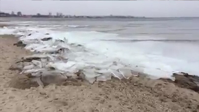Russia, a -63 gradi anche le onde del mare si congelano