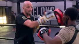 Walter Zenga si tiene in forma così. Che grinta!