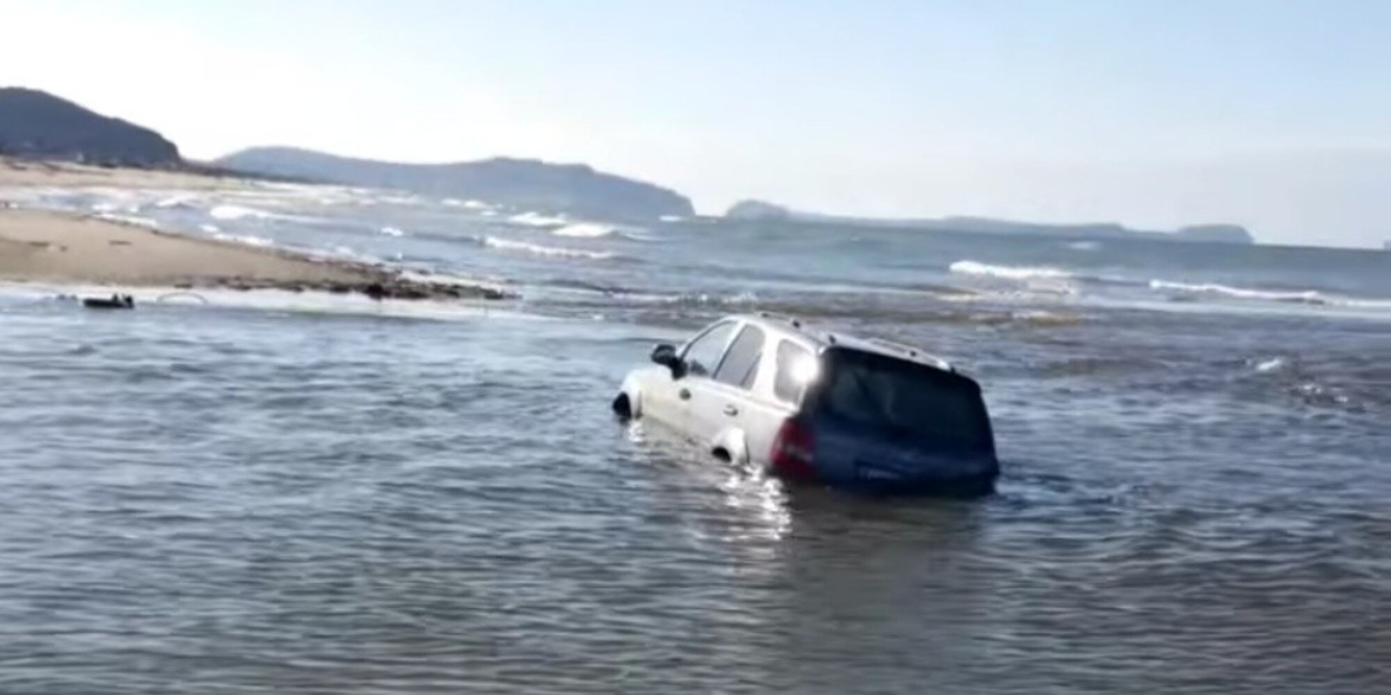 Auto in mare a Napoli: quando un collaudo finisce male VIDEO