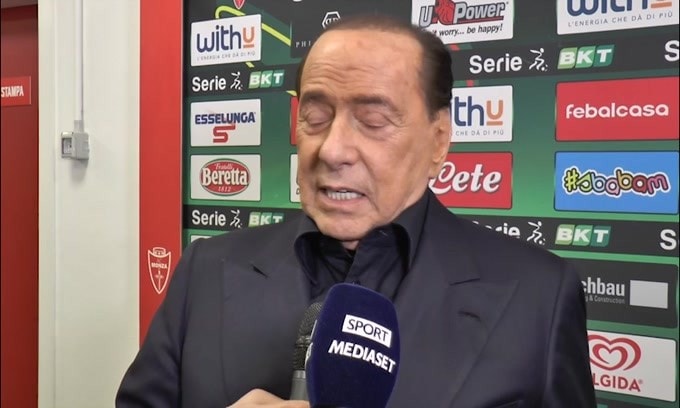 Berlusconi: "Pirlo è un ottimo allenatore"