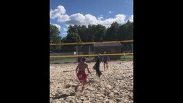 Kiara, la cagnolina è imbattibile a beach volley