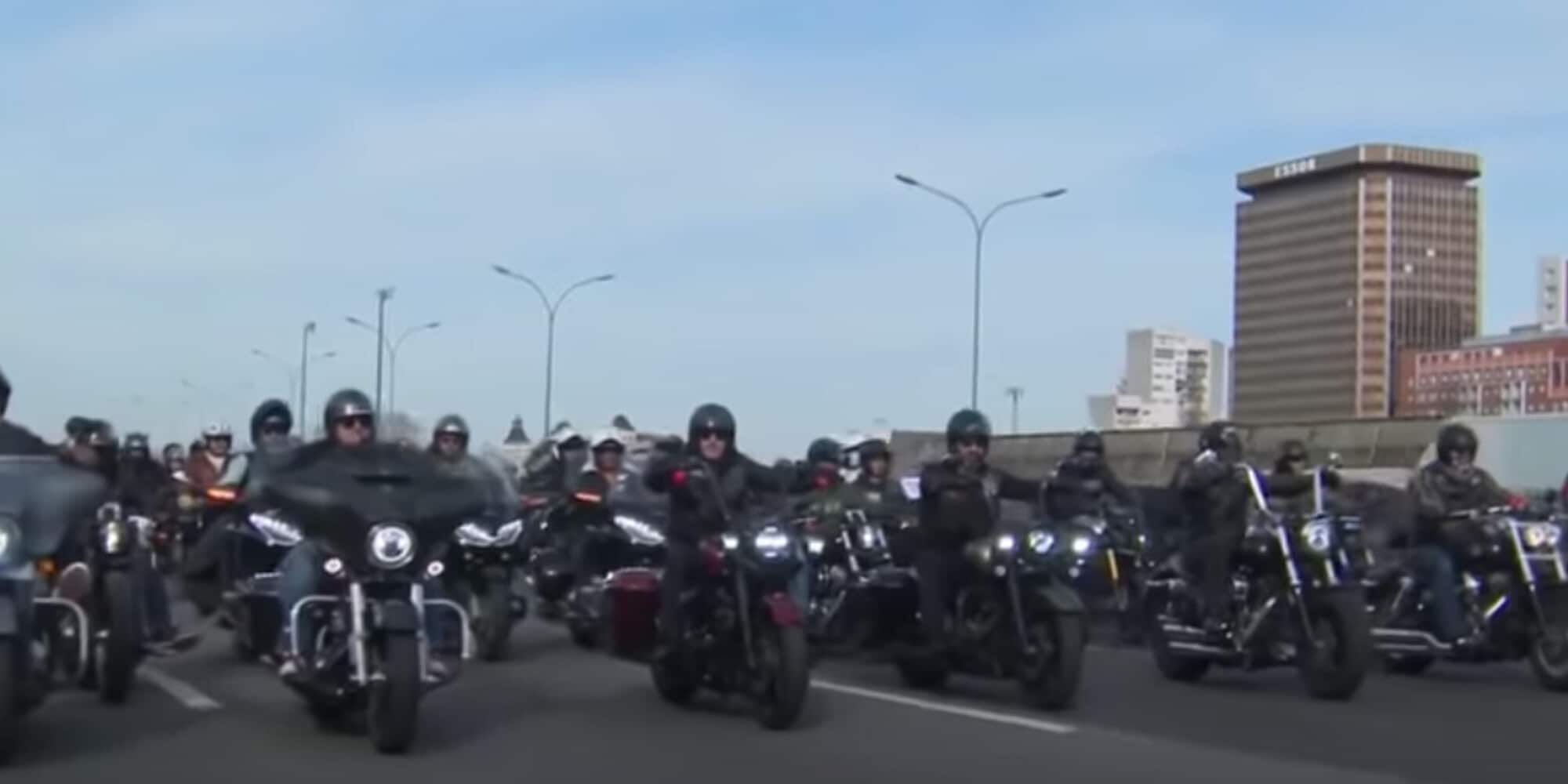 Divieto per le moto di passare tra le auto in fila: scoppia la protesta