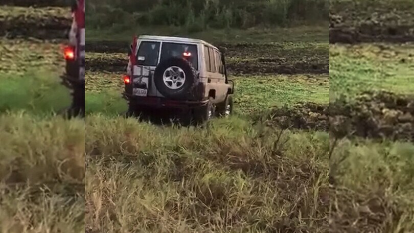 Automobilista troppo selvaggio, attenzione al fiume!