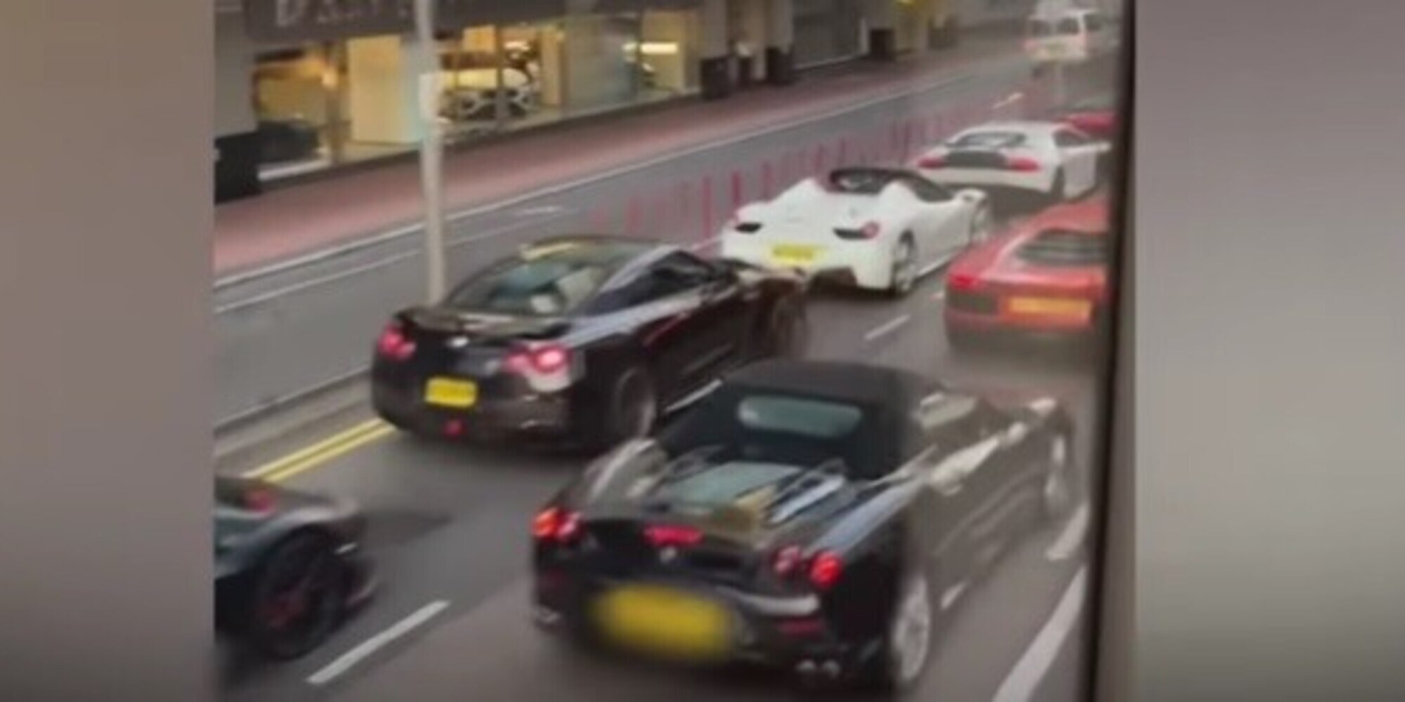 Hong Kong, il posto di blocco è uno show: fermate 45 supercar