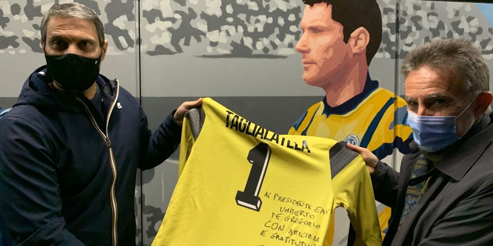 "Batman" Taglialatela visita il suo murale